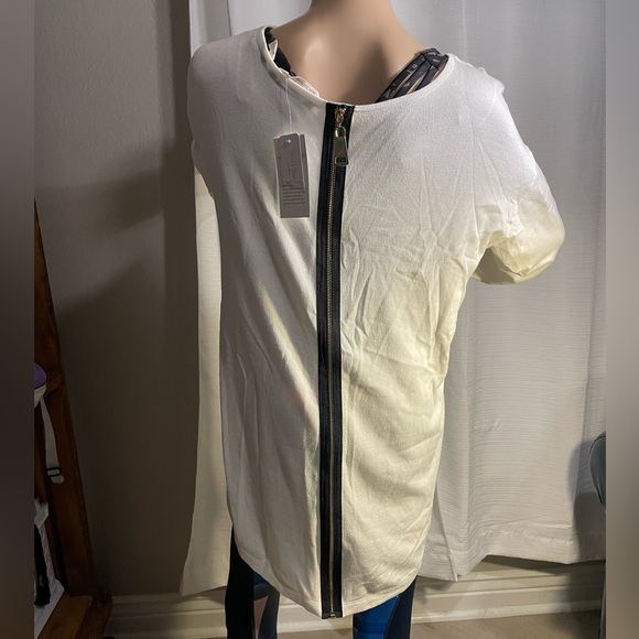 Margulies Tunic Sweater, Elegant ivory Top with Black Zipper Detail. Size Medium - Picture 3 of 4
